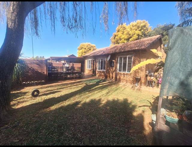 2 BEDROOM TOWNHOUSE FOR SALE IN ROOIHUISKRAAL NORTH